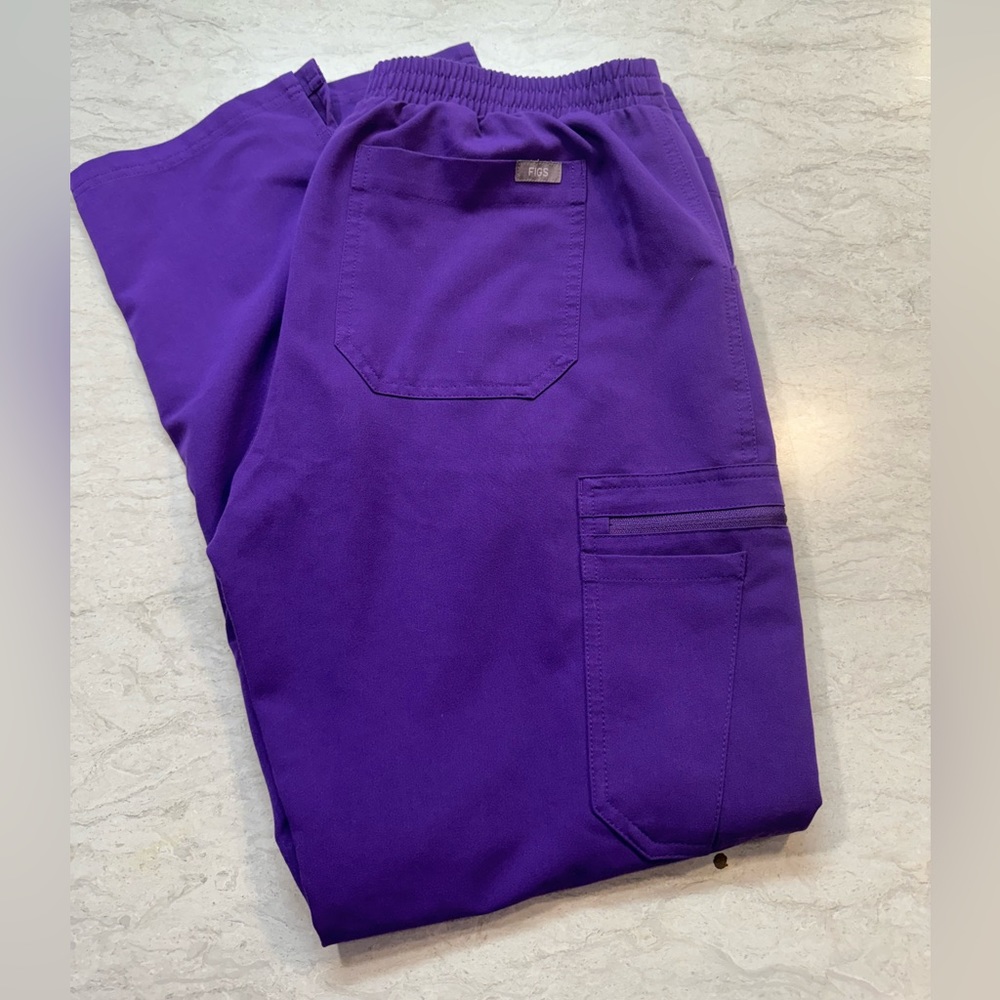 Figs Scrub bottoms yola size medium in grape purple.